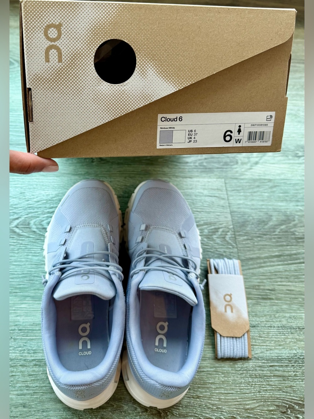 On Cloud 6 Women’s Size 6 - Nimbus | White